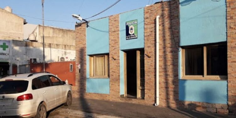 Le robaron, la policía no iba y fue a hacer un escándalo a la comisaría