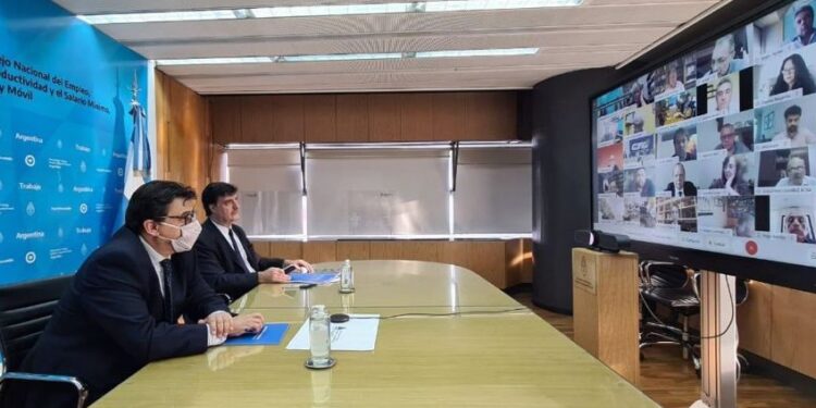 Acuerdan un 35% de aumento escalonado en el salario mínimo en 7 cuotas hasta febrero del 2022