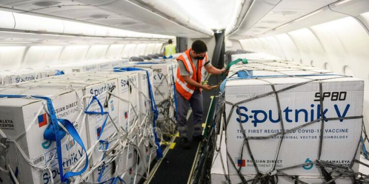 Europa retrasa la aprobación de la vacuna rusa y complica los viajes de argentinos