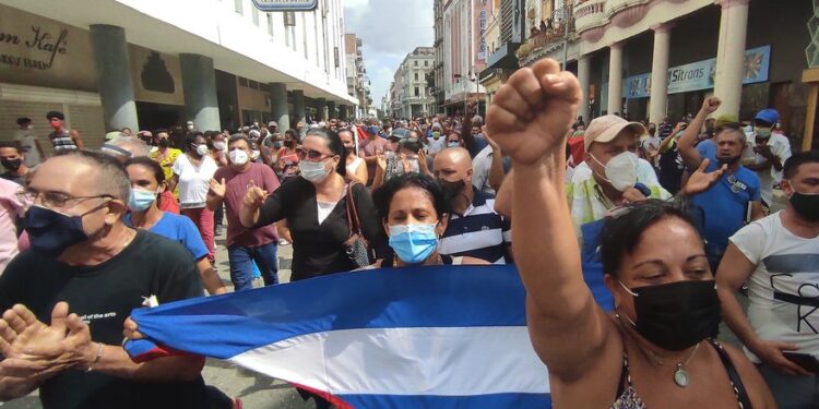 Miles de cubanos toman las calles