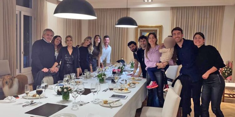 El Gobierno busca cerrar la polémica de Olivos pero admite que hay más imágenes del festejo fuera de su control