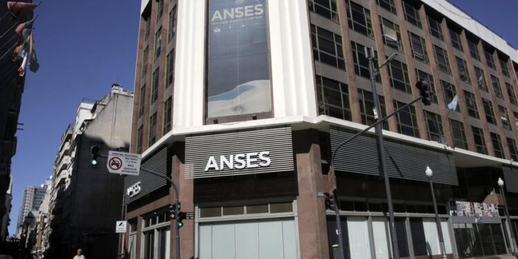 El Gobierno anuncia la jubilación anticipada: los cambios y a quiénes alcanza