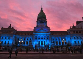 El Congreso, iluminado de azul por el Día Nacional de las personas sordas