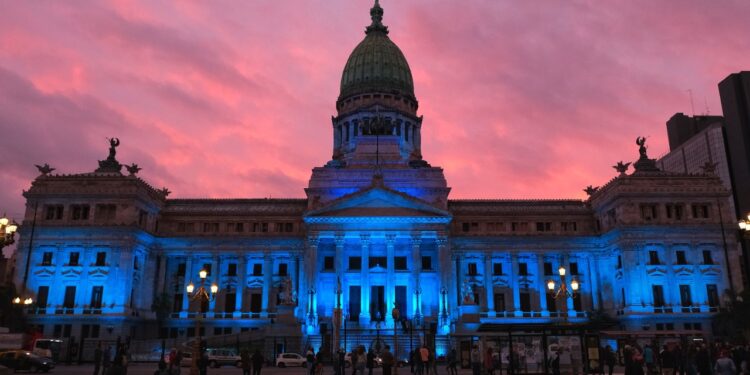 El Congreso, iluminado de azul por el Día Nacional de las personas sordas