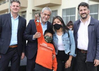 El ministro Jorge Ferraresi le otorgó las llaves de sus nuevos hogares a familias adjudicatarias de Estación Buenos Aires y Estación Sáenz