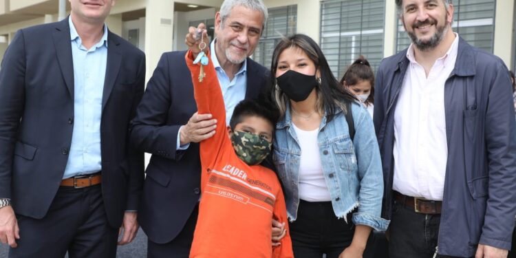 El ministro Jorge Ferraresi le otorgó las llaves de sus nuevos hogares a familias adjudicatarias de Estación Buenos Aires y Estación Sáenz