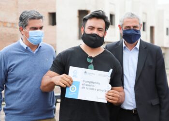Ferraresi y Capitanich entregaron viviendas y créditos hipotecarios en Chaco