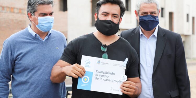 Ferraresi y Capitanich entregaron viviendas y créditos hipotecarios en Chaco