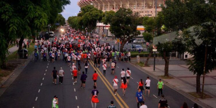 Fútbol: Habrá que tener al menos una dosis de la vacuna contra el coronavirus para ingresar a las canchas