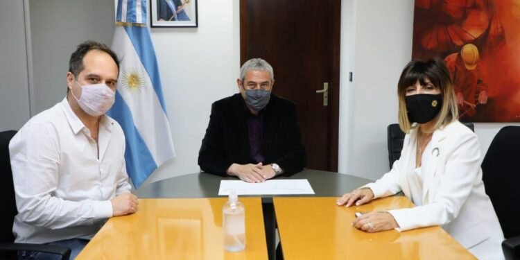 Tucumán: se construirán viviendas para adultos mayores y familias rurales