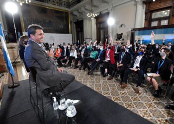 Massa escuchó en el Congreso a más de 90 jóvenes estudiantes y profesionales de todo el país