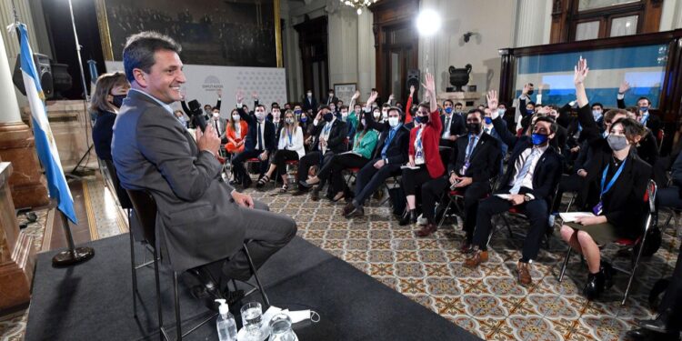Massa escuchó en el Congreso a más de 90 jóvenes estudiantes y profesionales de todo el país