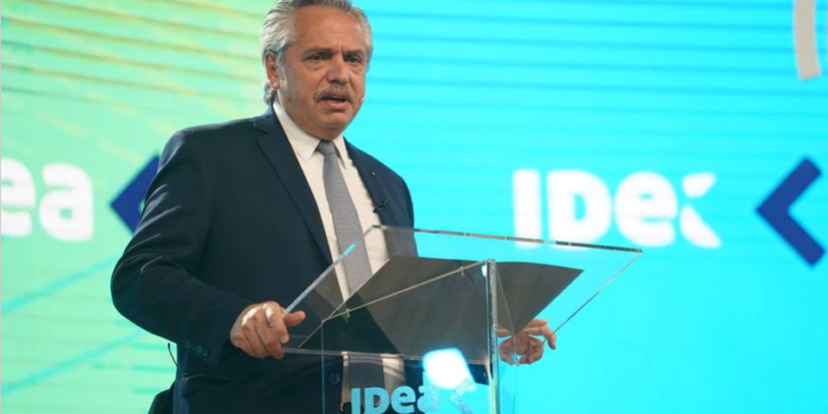 Alberto Fernández firmó un DNU para convertir los planes sociales en puestos de trabajo