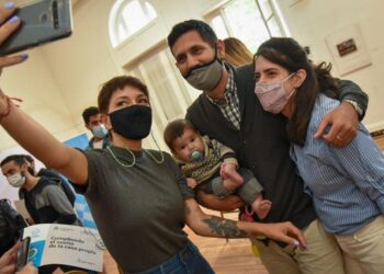 Mendoza y Ferraresi entregaron créditos para construcción de viviendas a quilmeños