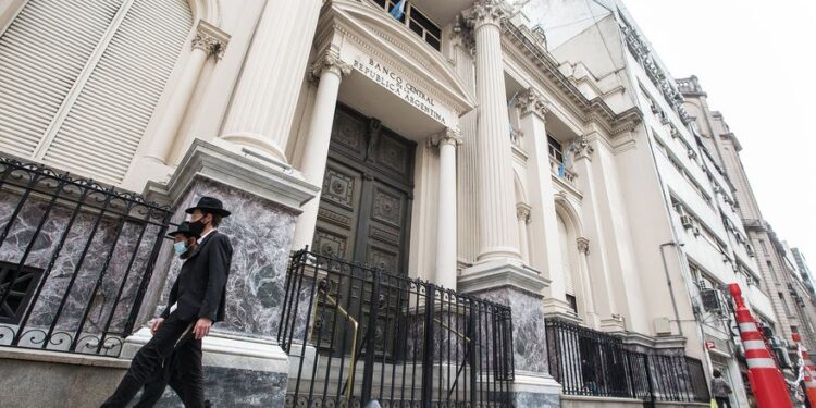 Dólares: el BCRA debió aclarar que una de sus medidas no afecta los depósitos de los ahorristas