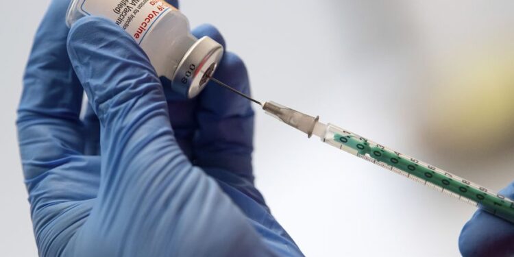 Covid-19: el CEO de Moderna dijo que las vacunas existentes tendrán problemas de eficacia frente a la variante ómicron