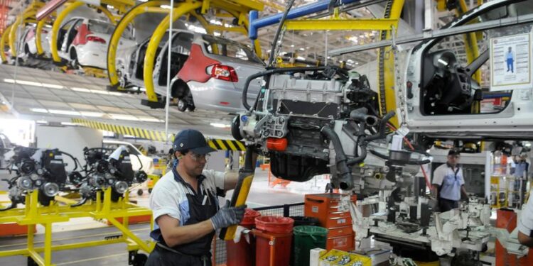 En septiembre, la construcción cayó 2,2% y la industria creció 1,1%, según el Indec