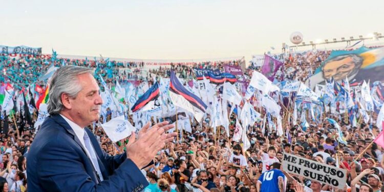 El Gobierno busca exhibir cohesión interna y se sube al acto de la CGT y los movimientos sociales en la Plaza de Mayo