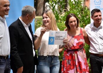 Ferraresi entregó créditos para la construcción en Lomas de Zamora