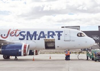 La Coalición Cívica va contra la norma que impide vender pasajes de avión baratos