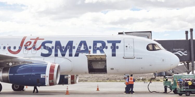 La Coalición Cívica va contra la norma que impide vender pasajes de avión baratos