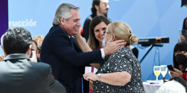 Alberto Fernández anunció un bono de $8.000 para todos los jubilados que cobran el haber mínimo