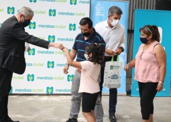 Ferraresi entregó viviendas y créditos para construcción en Mendoza