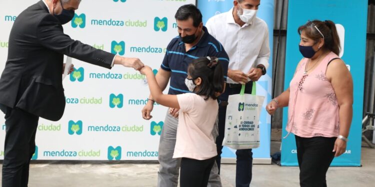 Ferraresi entregó viviendas y créditos para construcción en Mendoza