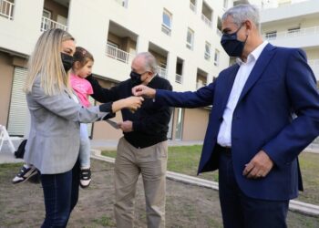 Ferraresi y Lammens entregaron viviendas de Procrear II