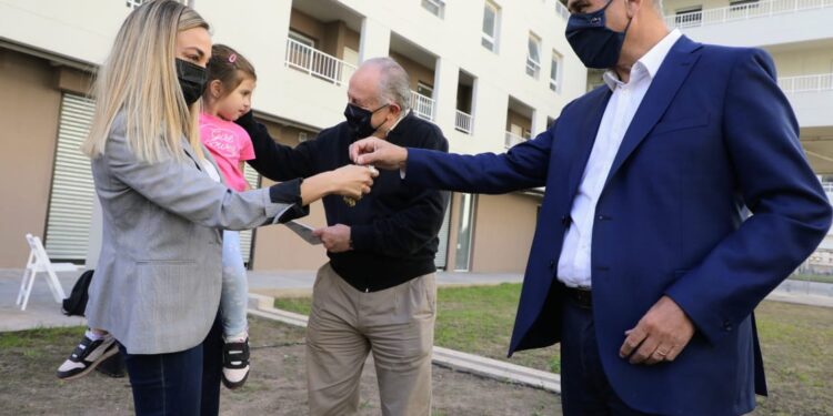 Ferraresi y Lammens entregaron viviendas de Procrear II