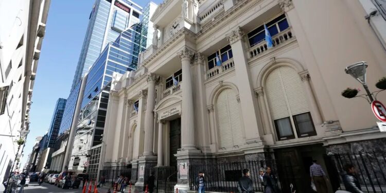 La nueva poda aplicada a la demanda también tiró hacia abajo la oferta de divisas