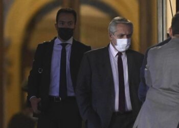 El Presidente buscó evitar la renuncia de Máximo Kirchner, que abrió una nueva crisis política