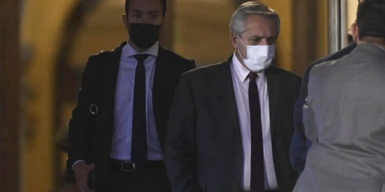El Presidente buscó evitar la renuncia de Máximo Kirchner, que abrió una nueva crisis política