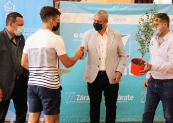 Ferraresi entregó viviendas Procrear y Créditos Casa Propia en la provincia de Buenos Aires