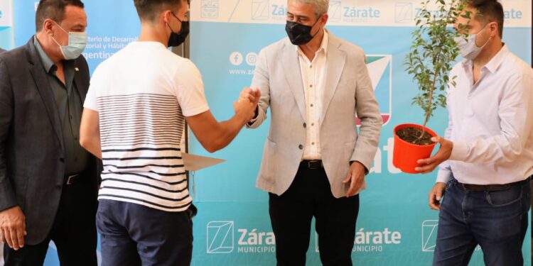 Ferraresi entregó viviendas Procrear y Créditos Casa Propia en la provincia de Buenos Aires