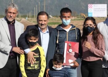 Ferraresi y Quintela entregaron viviendas y créditos para construcción en La Rioja