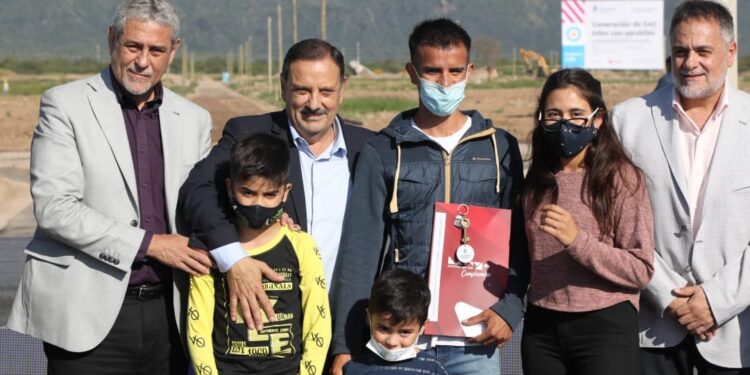 Ferraresi y Quintela entregaron viviendas y créditos para construcción en La Rioja