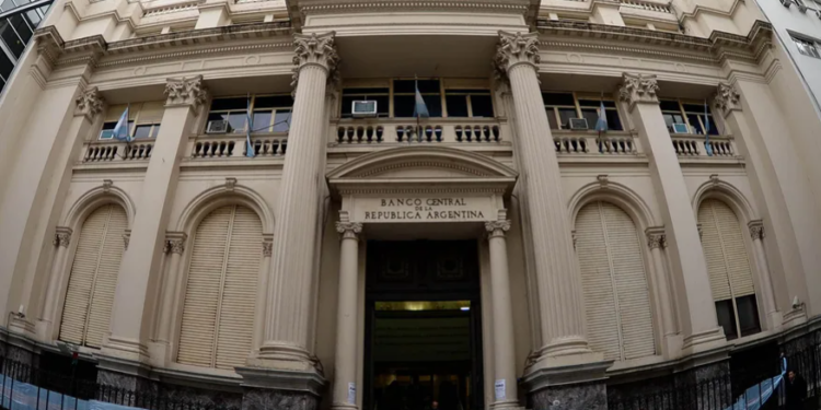 Llegó el dinero del FMI: el país le canceló un pago de deuda y las reservas totales crecieron en US$6300 millones