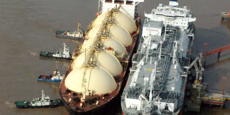 Crisis energética: el Gobierno compró apenas uno de los 70 barcos de gas que necesita para el invierno