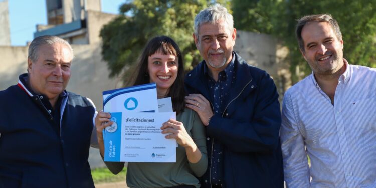 Ferraresi entregó Créditos Casa Propia y Lotes con Servicio en Salto