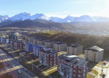 Alberto Fernández y Jorge Ferraresi encabezaron la entrega de viviendas más grande de la historia desde el relanzamiento de Procrear