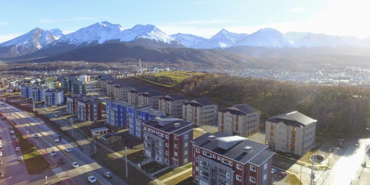 Alberto Fernández y Jorge Ferraresi encabezaron la entrega de viviendas más grande de la historia desde el relanzamiento de Procrear