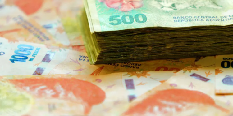 Con la economía en un nuevo nivel de inercia inflacionaria, los argentinos aceleran su huida del peso