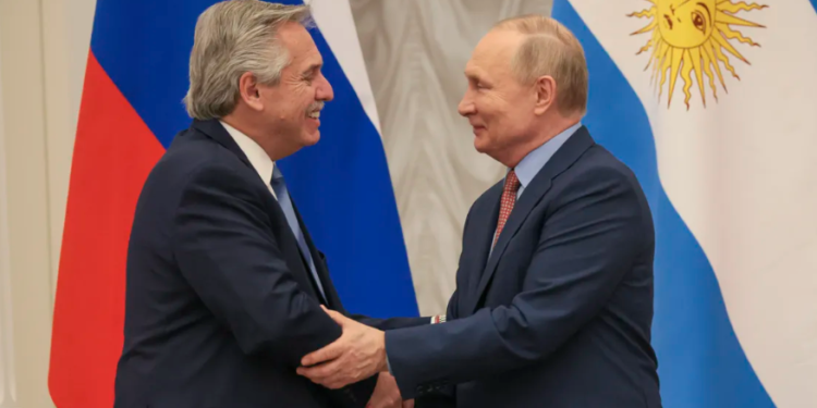 El Gobierno minimiza las acusaciones de Rusia y asegura que no habrá cambios en la relación por las vacunas