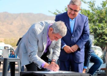 Ferraresi visitó Catamarca para entregar viviendas y créditos