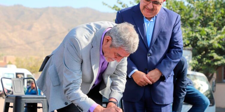 Ferraresi visitó Catamarca para entregar viviendas y créditos