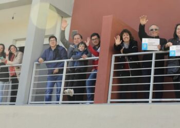 Fernández, Ferraresi y Uñac entregaron viviendas y créditos en San Juan