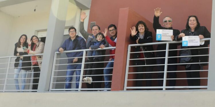 Fernández, Ferraresi y Uñac entregaron viviendas y créditos en San Juan