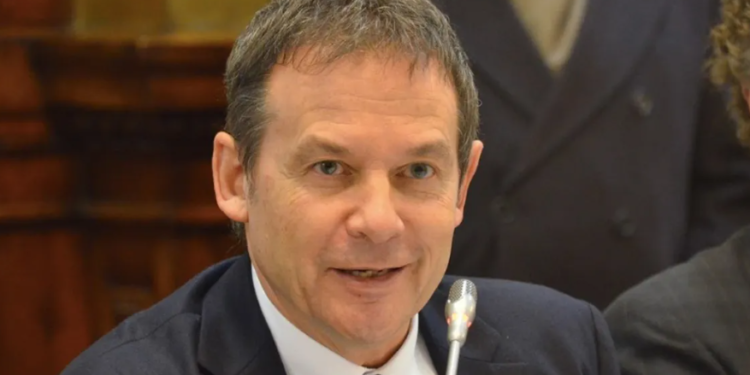 De emergencia: el senador radical Eduardo Costa fue internado por una obstrucción arterial y le colocaron dos stents