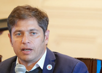 Axel Kicillof otorgó un aumento salarial de 60% para estatales, docentes, médicos y judiciales bonaerenses